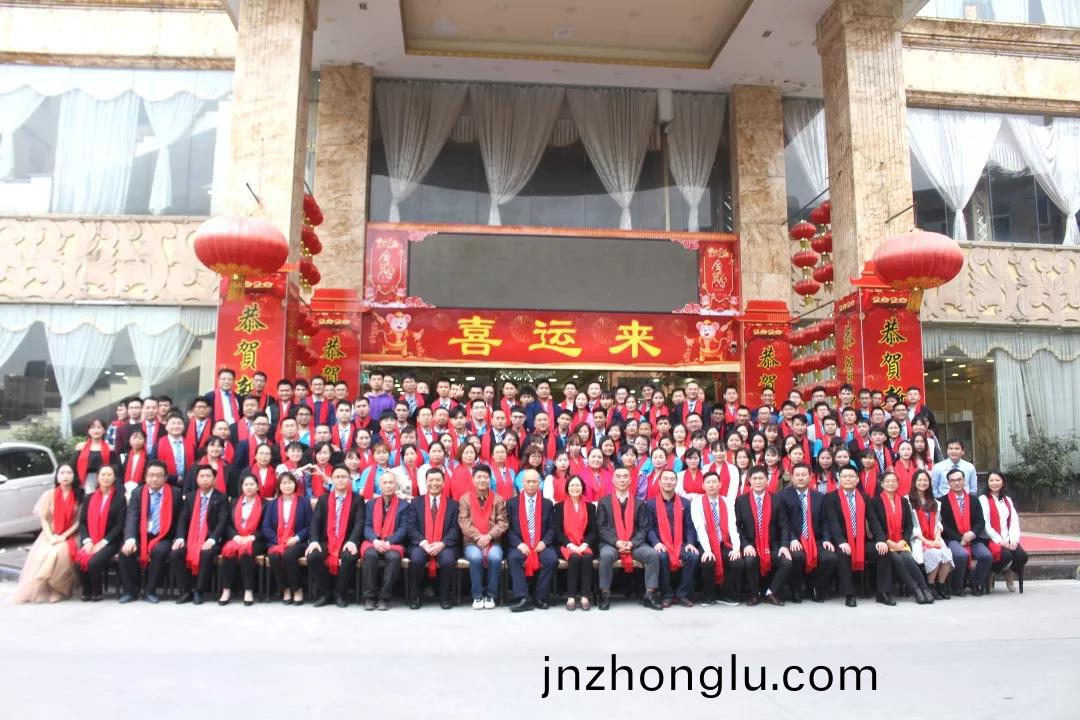 藍勃(bo)生(sheng)物(wu)2019年(nian)度(du)錶彰(zhang)暨2020新(xin)年糰拜會(hui)隆(long)重擧行(xing)